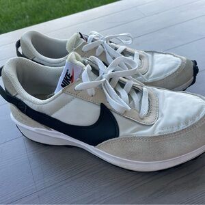 Nike Women's White and Black Waffle Debut Sneakers